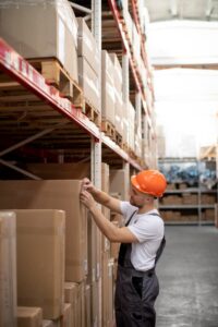 Para cualquier empresa importadora, la gestión del inventario tras la llegada del buque es una decisión estratégica. Ante la duda de si necesitas un paso rápido por el almacén o una custodia prolongada, es fundamental entender las diferencias: ¿logística de distribución o punto de almacenamiento?